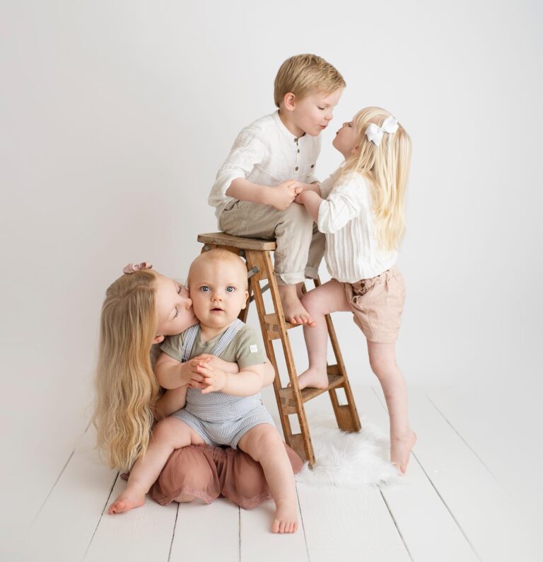 Syskonfotografering i studion med en familj på besök från Göteborg.