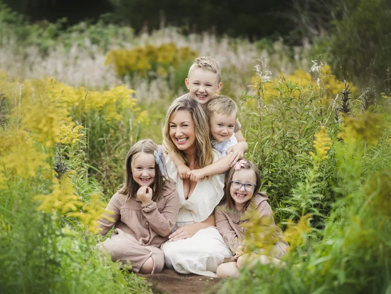 Avslappnad familjefotografering utomhus med mamma och fyra barn