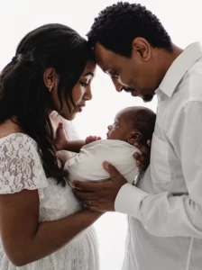 Familjefoto under en nyföddfotografering.