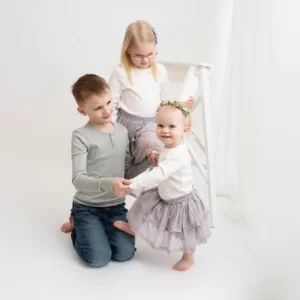 Syskonfotografering med tre barn från Tibro