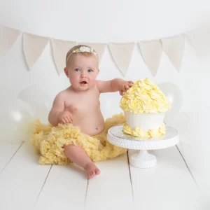 1årsfotografering med gult tårtkalas