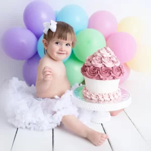 1årsfotografering med ballongbåge i regnbågens färger