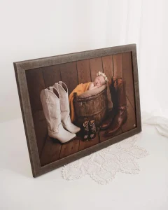 Inramat nyföddporträtt med vacker handgjord träram.