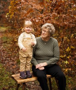 Generationsfotografering med gamlamormor och Bodil utomhus bland höstlöv i Falköping.
