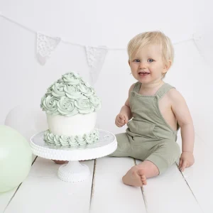 Barnfotografering med tårtkalas under barnets första år. 