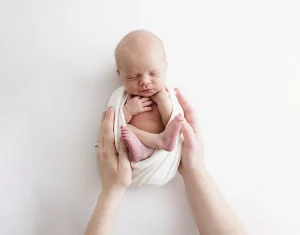 Nyföddbilder med föräldrarnas händer