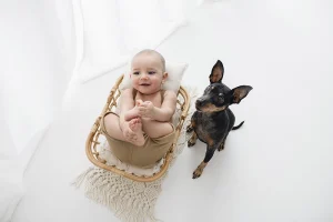 Barnfotografering med hund i fotostudio