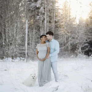 Gravidfotografering utomhus i vinterlandskap med hund. 