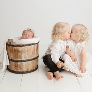 Tvillingar inne på nyföddfotografering hos Memories by Julia.